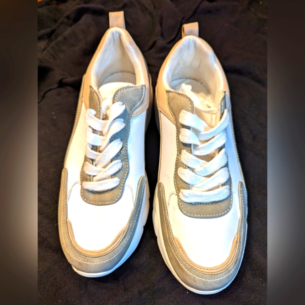Mata sneakers super cushy fashionable size 7 new wo box